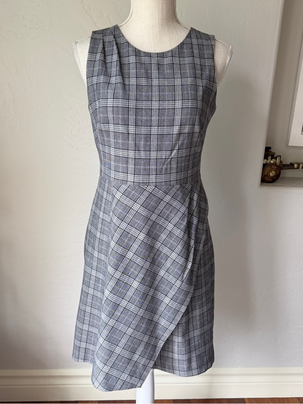 Banana Republic Women's Wool Blend Gray Plaid Sleeveless Sheath Midi Dress Sz. 4